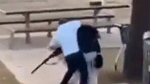 호주 해변서 총기 난사, 최소 12명 사망…시민 영웅이 더 큰 참사 막았다