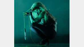 “모두 춤춰”… 美팝스타 도자 캣의 야성적 에너지 폭발