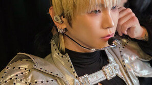 ‘주사 이모 의혹 묵묵부답’ 키, 시카고 공연 모습 공개…금발에 마이크 차고