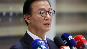 전재수, ‘한학자 자서전’ 든 사진에…“지역구 형님-누님 요청, 어찌 마다하나”