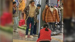 “6만원짜리 패딩 사달라”…무릎 꿇은 아내 영상에 온라인 공분