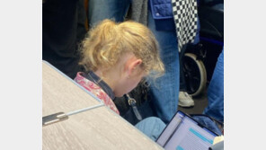 만원 열차 바닥에 앉아 과제하던 학생…英왕실 공주님이었다