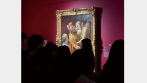 취향 맞춰 전시 감상 이야기 꽃 활짝