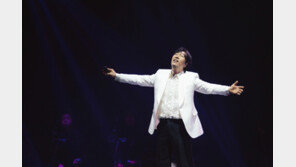 이문세, 7년 만의 아레나 투어로 감동 “눈물이 날 것 같다”