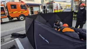 “사람 깔렸다” 달려온 시민들, SUV 번쩍 들어 50대女 구했다