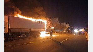 25t 탱크로리, 화물차 들이받아 화재… 2명 사상