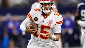 NFL 현역 최고 쿼터백 머홈스, 부상으로 시즌 아웃