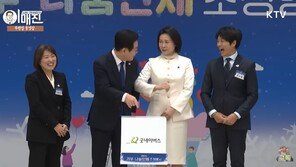 李대통령 부부와 기념 촬영 나선 최수종…‘빵’ 터진 이유는