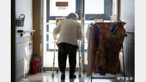 ‘치매머니 사냥’ 요양원도 휩쓸어…통장 텅 비어 간식비도 못내