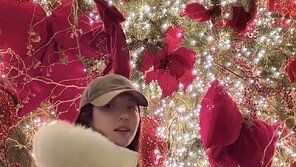 41세 박한별 트리 앞에서 활짝…나이 비껴간 미모