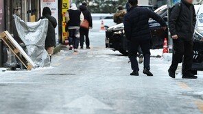 “겨울철 빙판길 걷다 삐긋”…기침만 해도 통증 ‘이 질환’