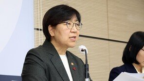 李 ‘탈모 건보 적용’ 주문에…정은경 “재정에 상당한 영향” 신중