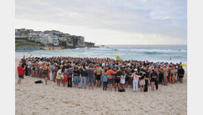 ‘호주 해변 참사’ 비극의 현장에 모여… 희생자 애도