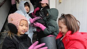 한 장이라도 더… 고사리손, 연탄 봉사