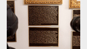 美 역대 대통령 초상화에 ‘악플’ 단 트럼프…바이든에 “슬리피 조, 역사상 최악”