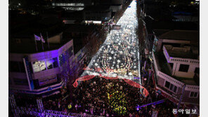 화천의 밤하늘 수만개의 산천어등으로 빛난다