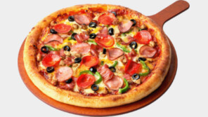 연말에 더 북적 ‘9990원 즉석피자’… 매장에서 직접 반죽하고 구워준다