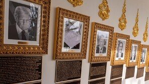 트럼프, 전임자 사진 아래 독설… 바이든 “최악” 오바마 “분열적” 클린턴 “부인이 내게 패배”