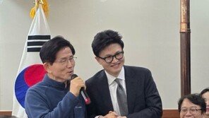 김문수, 한동훈 손잡고 “우리 당 보배, 자르면 안 돼”