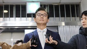 전재수 경찰 출석 “차라리 현금 200억 받았다해라…통일교 불법 금품수수 결단코 없어”