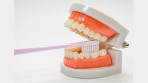 샤워기 틀어놓고 양치하시나요?…“자칫 큰병 걸릴 수도”