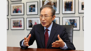 이명박 “잘되는 집 형제들은 힘 합쳐 강도 물리쳐…희망 찾아야”