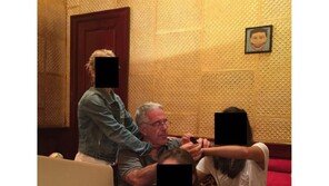 “빌 게이츠·촘스키까지”…성범죄자 엡스타인 사진 추가 공개