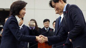 “천정궁 갔니?” 조국 공세에…나경원 “딸 회사 특혜 의혹 답하라”