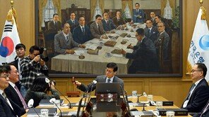 한은, 고환율 ‘비상 처방’…은행 외화 예치금에 이자 주고 부담금 깎는다