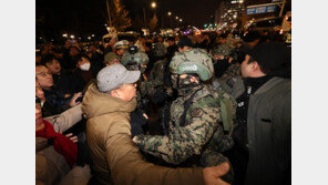 “한국, 민주주의 위협서 흔들리지 않은 국가” 英이코노미스트 찬사