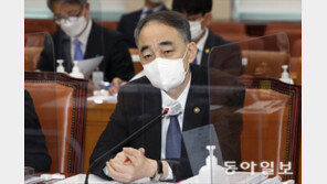 ‘방사청 알선대가 금품수수 혐의’ 왕정홍 전 방사청장 1심 무죄