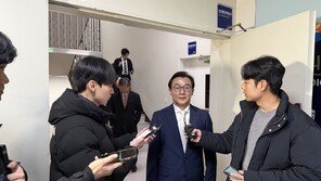 경찰, ‘통일교 금품수수 의혹’ 전재수 14시간 만에 조사 종료