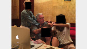 “빌 게이츠·촘스키까지”…성범죄자 엡스타인 사진 추가 공개