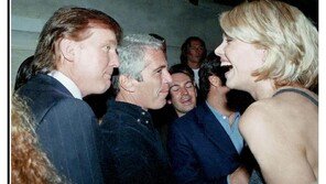 엡스타인 사진 일부 삭제한 美법무부, 트럼프 은폐 논란에 재공개