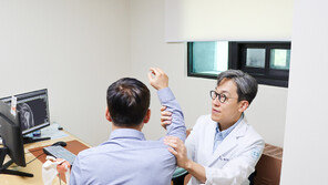 스마트폰 오래 본다면 주의…3040도 ‘오십견’ 찾아온다