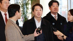 ‘공천개입 의혹’ 이준석 피의자 소환…“尹과 공범 엮는 건 무리”