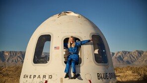 휠체어 장애인 첫 우주여행…“가장 멋진 경험”