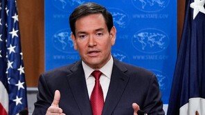 루비오, 영어-스페인어 오가며 2시간 정중한 회견