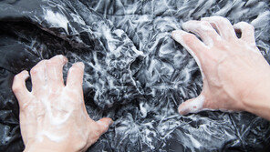 “기름기 빠지면 보온력 뚝”…겨울 패딩, 빵빵함 유지하려면 [알쓸톡]