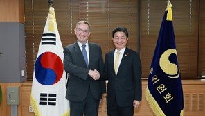 이억원 금융위원장, 주한 영국대사 면담…“경제 불확실성 대비”
