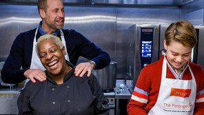 12세 아들과 함께 노숙인 봉사 나선 英왕세자