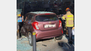 부천 교차로서 SUV와 충돌한 경차, 철물점 돌진