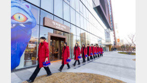 파리바게뜨 ‘베리밤’ 케이크 들고 런웨이