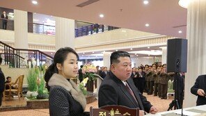 백두산 호텔 준공식 사진으로 본 북한 여성 5명의 위상[청계천 옆 사진관]