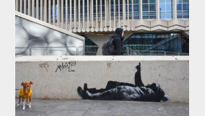 호화 아파트 길바닥에 누운 ‘노숙 아동’…뱅크시 새 작품 등장