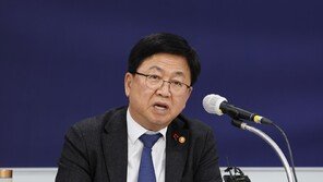 교육부 장관 “수능 개편 공감하지만 시기 정하긴 어려워”