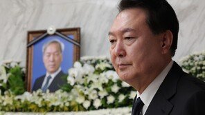 “액운 막으려 했다”…尹 부친 묘지에 철침 박은 70대 2명 체포