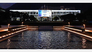 국립창원대 정문 들어서니 연못이 반겨주네