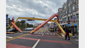 트럭 적재함 덮개 열린 줄 모르고…아치 조형물과 ‘쿵’