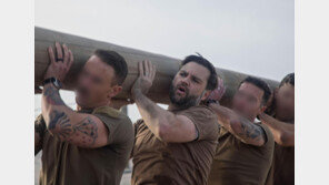 특수부대 대원들과 통나무 든 美부통령…90분 훈련 후 내뱉은 말은